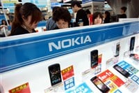 Chinese shoppers buy Nokia smartphones at the Laox flaship store in Shanghai, China, 25 May 2012.Nokia Corp, which is struggling to survive as it competes with iPhone and Android phones, will cut jobs in China, its biggest regional market. Its four d