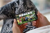 Roblox mobile iOS game on iPhone 15 smartphone screen in female hands during mobile gameplay. Mobile gaming and entertainment on portable device — Stock Editorial Photography