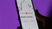 The logo of Realty Income on the screen of an exchange. Realty Income price stocks, $O on a device. — Stock Editorial Photography