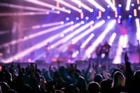 Young people at music festival or concert. Blurred background. — Photo