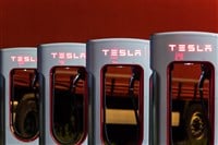 BRENNER, AUSTRIA - MAY 11, 2016: Tesla supercharger machine at Supercharger Station at night. — Stock Editorial Photography