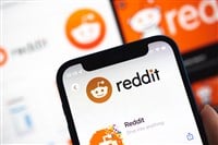 Reddit logo displayed on a smartphone device close-up view photo — Stock Editorial Photography