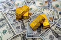 Gold bullion on pile us dollar bills as background. finance and saving concept — Photo