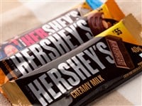 West Bangal, India - May 20, 2023 : Hershey's chocolate photos shot on different background. — Stock Editorial Photography