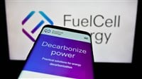 Stuttgart, Germany - 09-08-2023: Mobile phone with webpage of US fuel cell company FuelCell Energy Inc. on screen in front of business logo. Focus on top-left of phone display. — Stock Editorial Photography