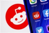 Kazan, Russia - Nov 03, 2021: The icon of the Reddit discussion platform application among other applications on the smartphone screen. On the background is the Reddit logo. — Stock Editorial Photography