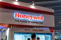 People visit the stand of Honeywell during an expo in Guangzhou city, south China's Guangdong province, 13 September 2018 — Stock Editorial Photography