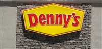 VISTA, CA, UNITED STATES - Apr 29, 2021: Vista, CA USA - April 29, 2021: Close up of Denny's logo on a decorative stone restaurant wall — Stock Editorial Photography