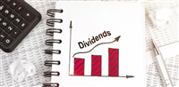 Business and finance concept. On the table is a calculator, a pen and a notebook with a graph and an inscription - Dividends — Photo