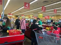 Checkout Line at Grocery Outlet Store — Stock Editorial Photography